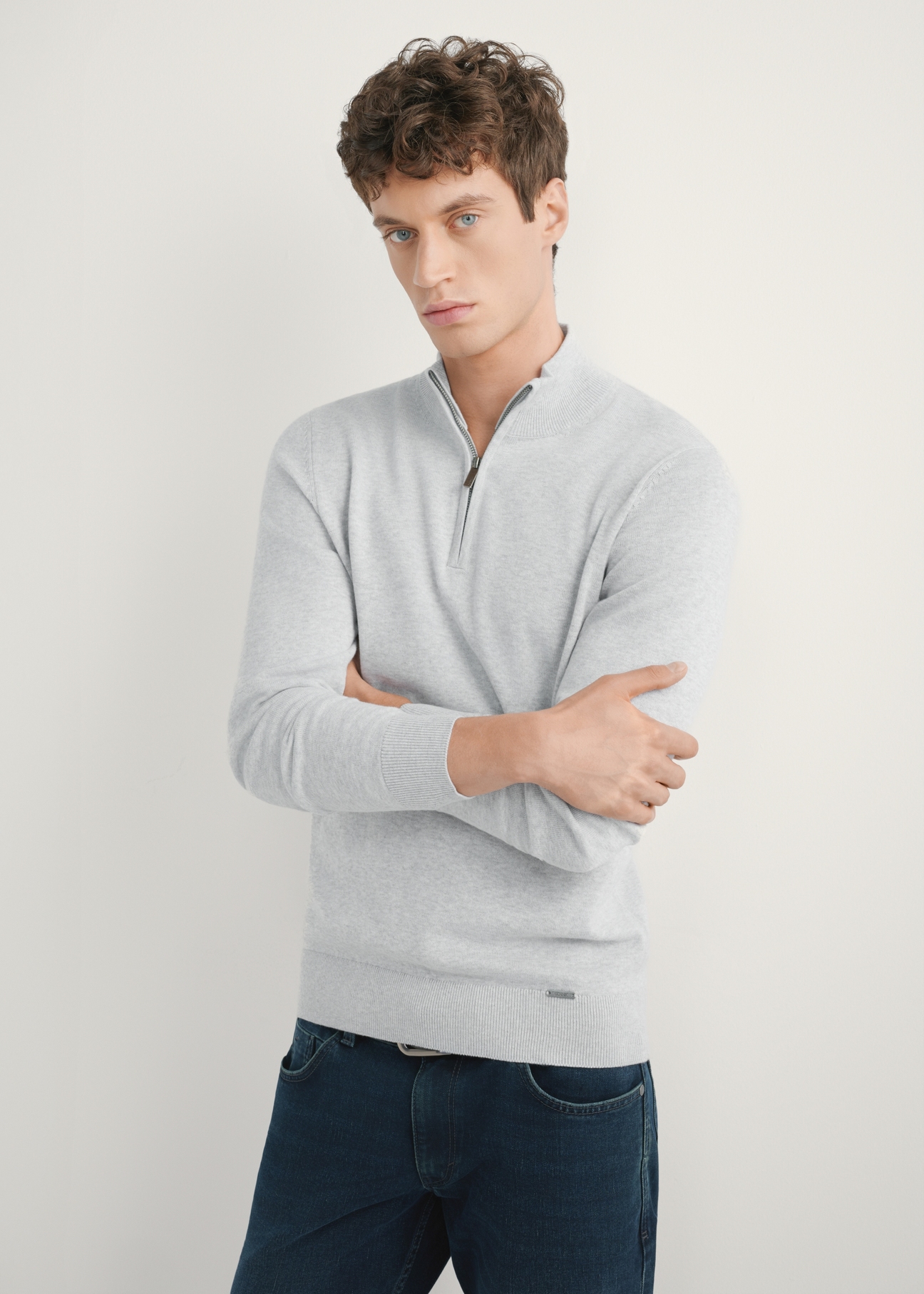 Jasnoszary sweter męski ze stójką SWEMT-0189-9A(W26) - widok produktu z przodu, na modelu, na jasnym tle. Widoczna połowa sylwetki.