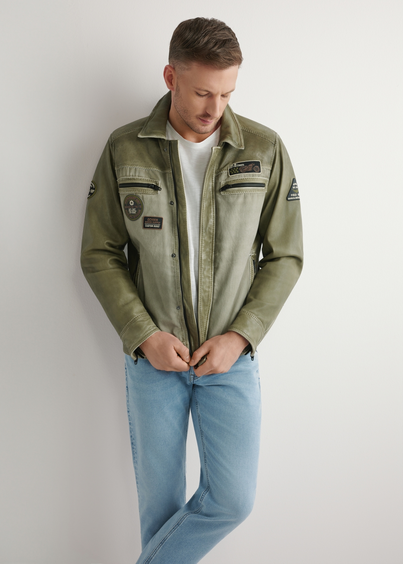 Kurtka męska przejściowa w kolorze khaki KURMS-0405-8F(W26), widok produktu z przodu na sylwetce modela. Widoczna połowa sylwetki.