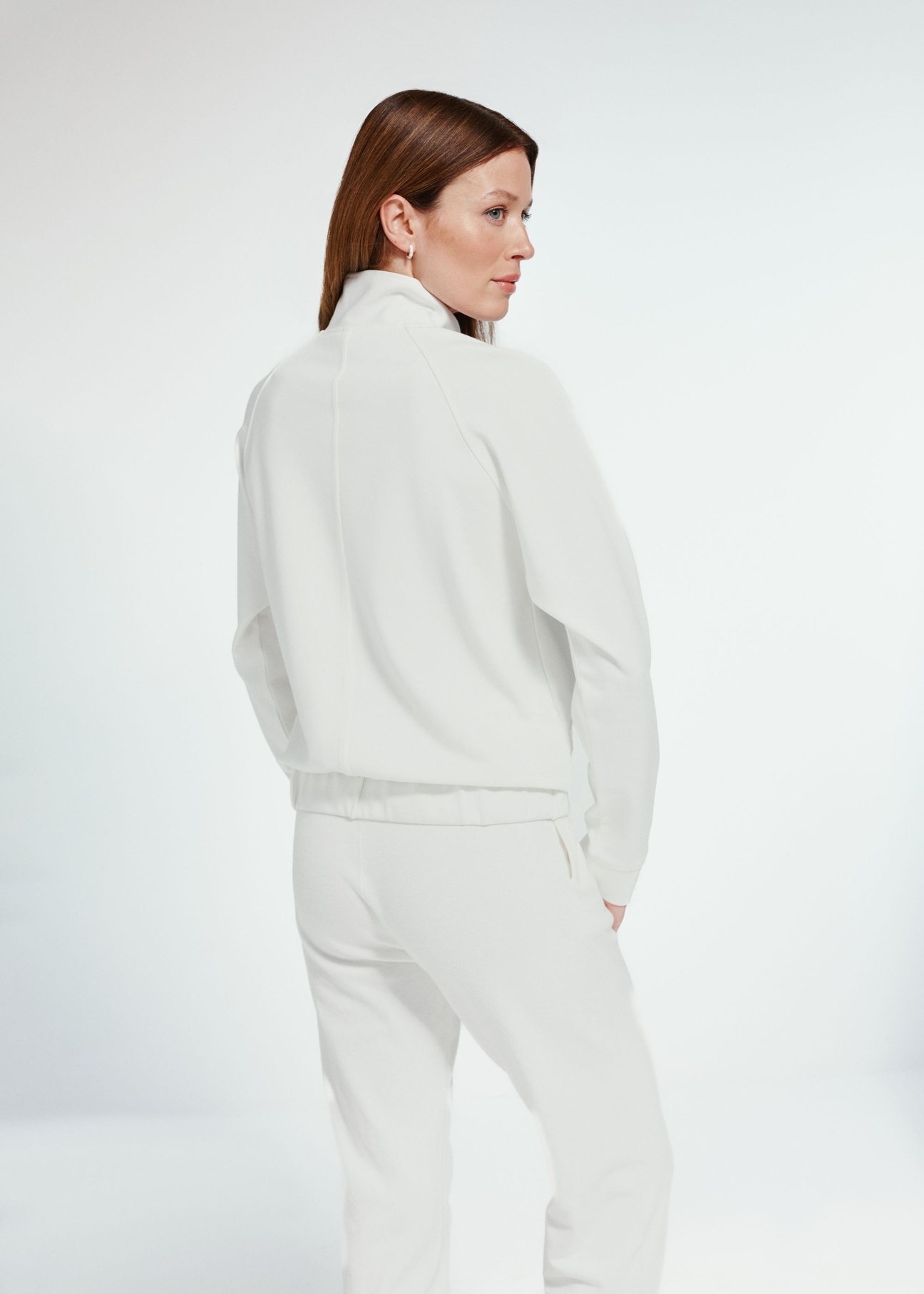 Kremowa bluza damska ze stójką BLZDT-0106-12(Z24)-05