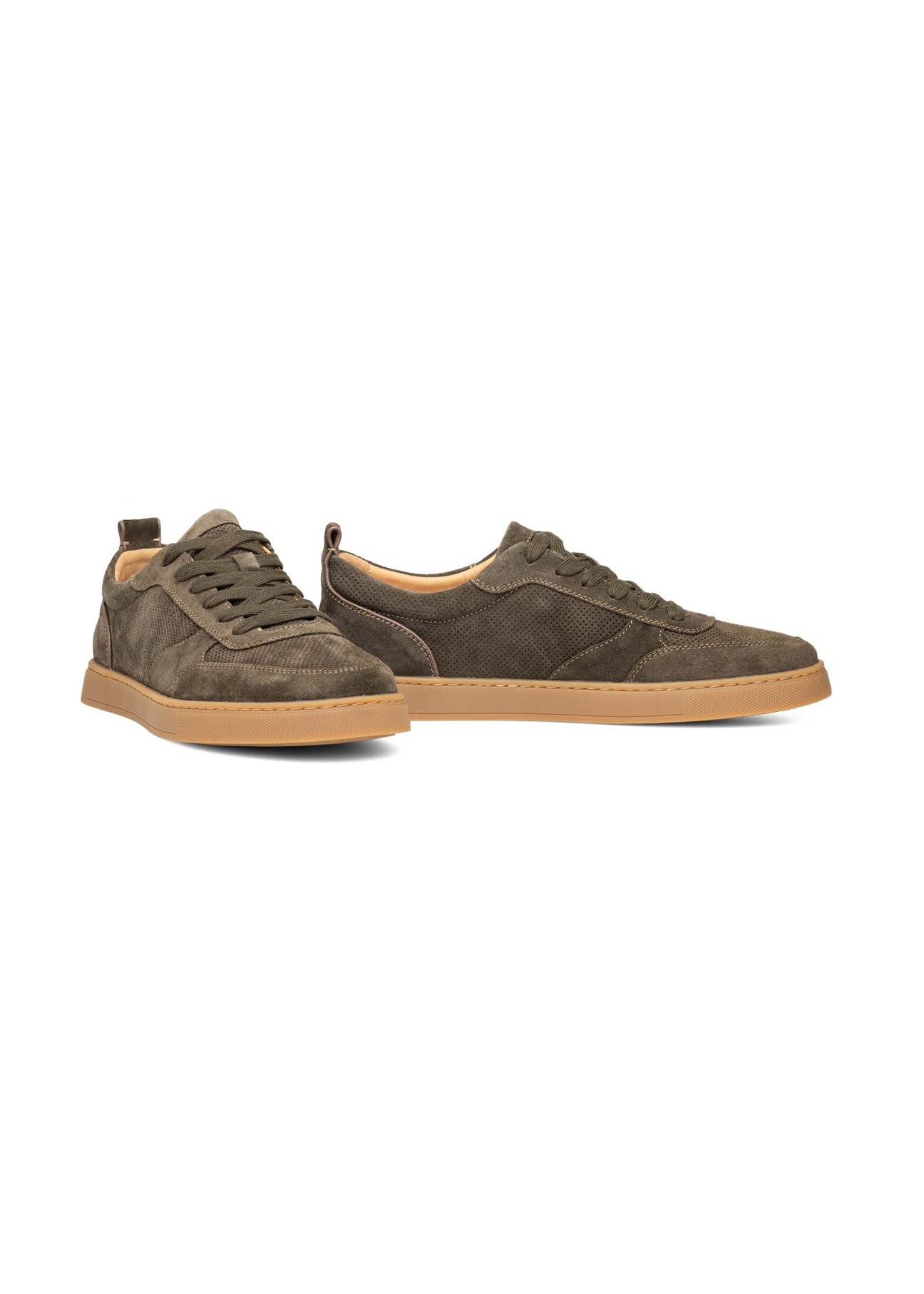 Skórzane buty sportowe w kolorze khaki BUTYM-0528-8D(W26), widok produktu skosem na białym tle.