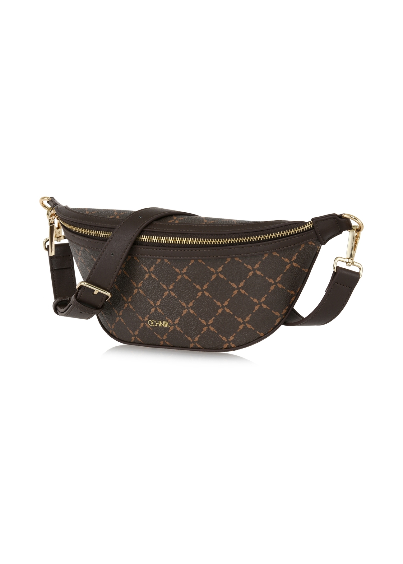 Brązowa nerka z monogramem TOREC-0981A-89 (Z25), widok produktu skosem na białym tle.