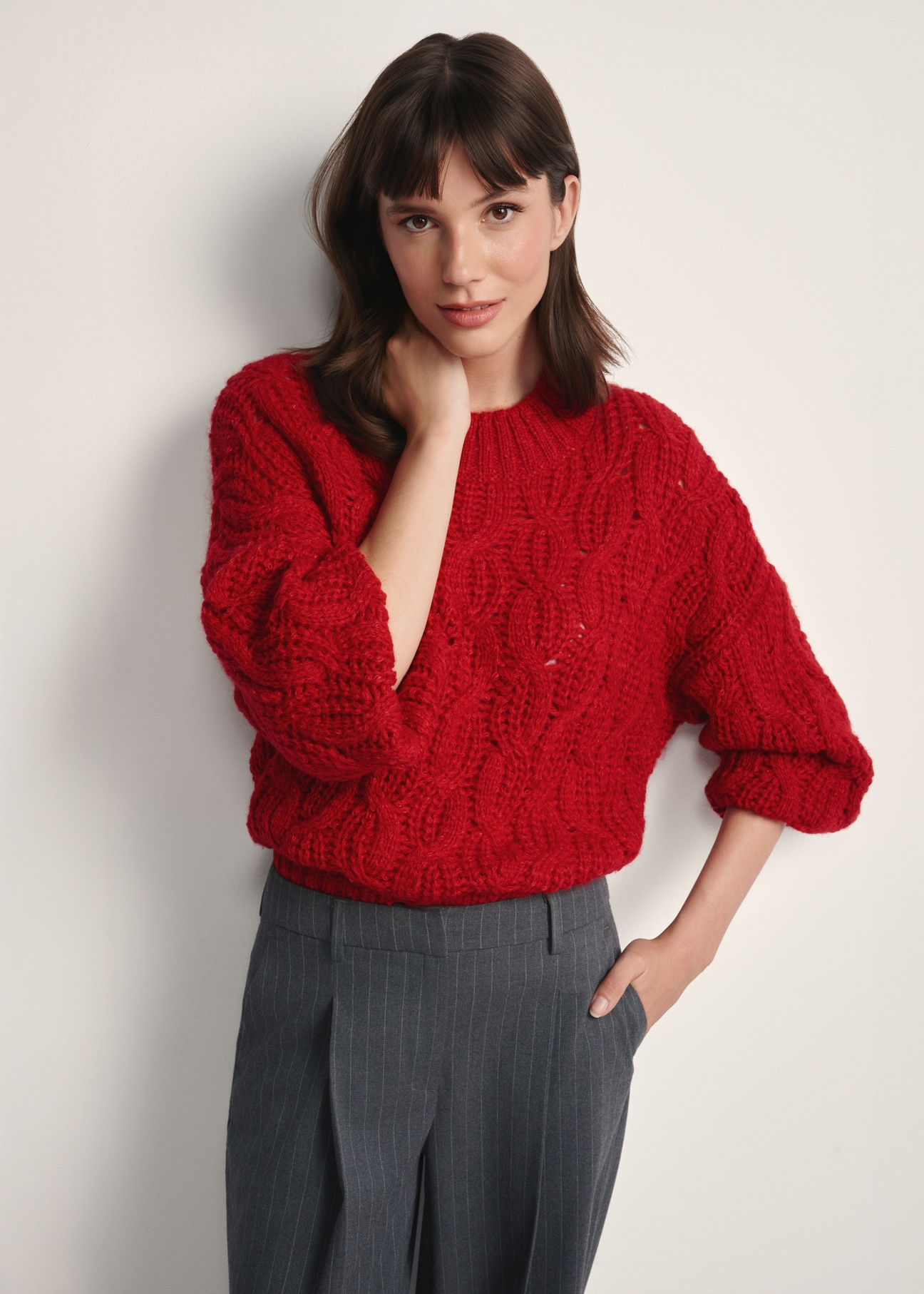 Czerwony sweter damski SWEDT-0236-42(Z25), widok produktu z przodu na modelce. Widoczna połowa sylwetki.