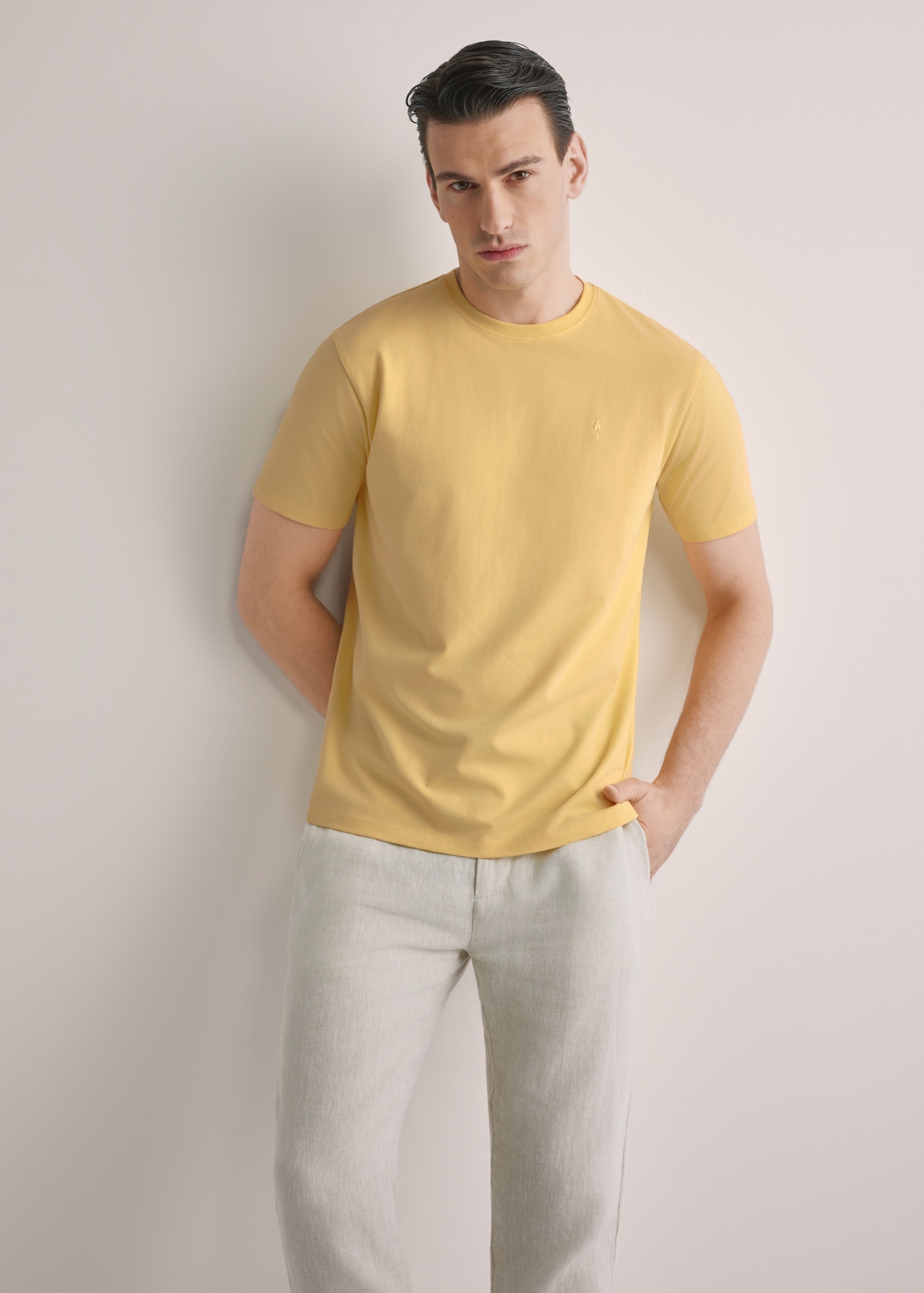 Żółty T-shirt męski TSHMT-0120-2B(W26), widok produktu z przodu na modelu. Widoczna połowa sylwetki.