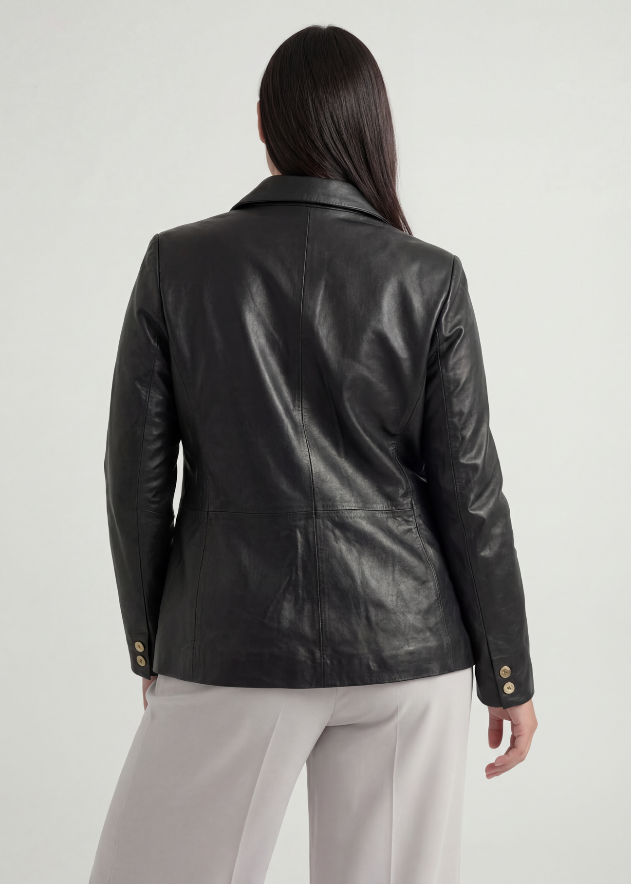 Czarna skórzana marynarka damska PLUS SIZE KURDS-0645L-99(W26), widok produktu od tyłu na modelce, widoczna połowa sylwetki.