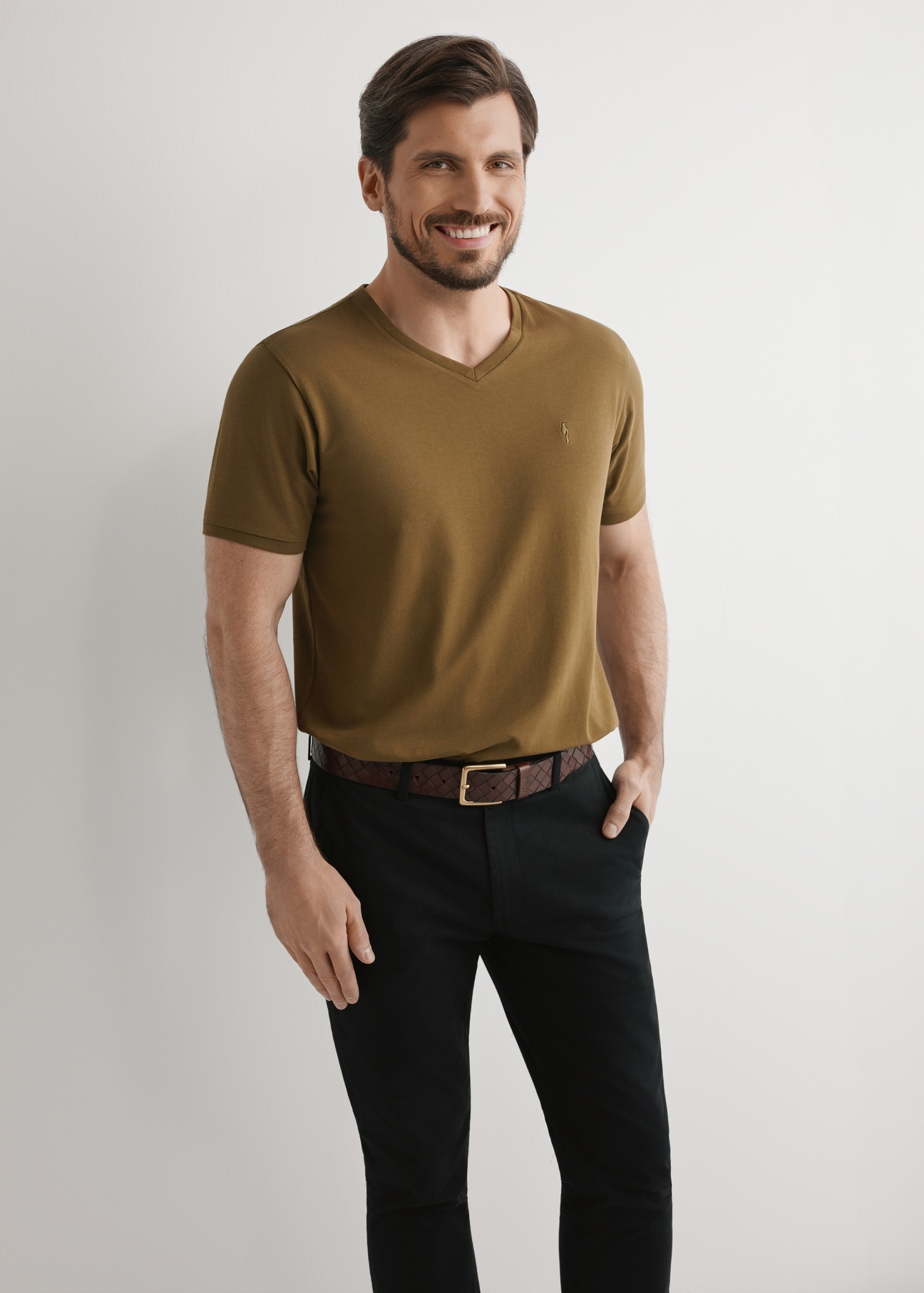 Bawełniany T-shirt męski w kolorze khaki TSHMT-0088-8D(W26), widok produktu z przodu na modelu. Widoczna połowa sylwetki.