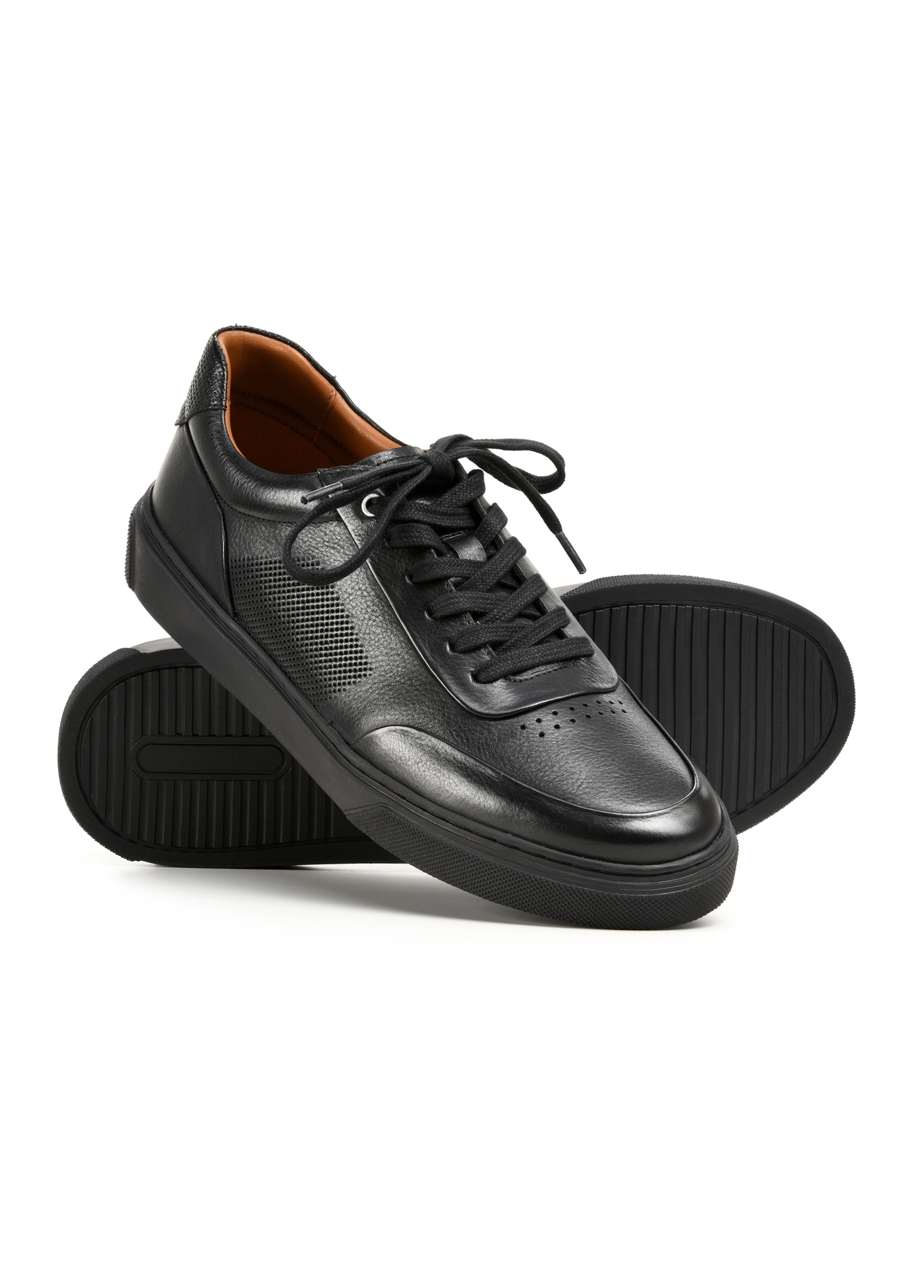 Czarne skórzane sportowe buty męskie BUTYM-0484-99(W25), widok produktu skosem na białym tle.