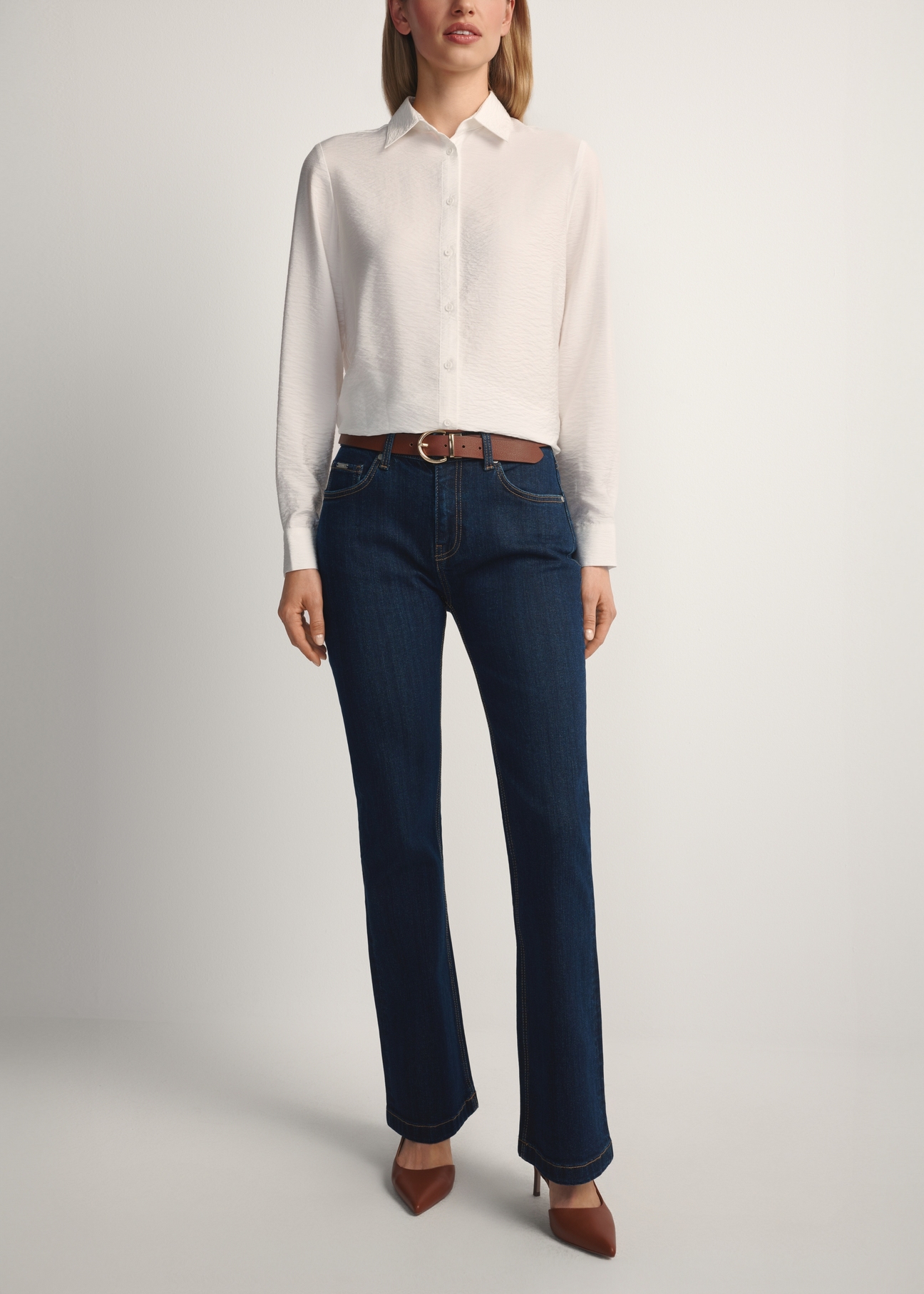 Granatowe jeansy wide leg JEADT-0015-7H(W26) - widok produktu z przodu, na modelce, na jasnym tle. Widoczna połowa sylwetki.