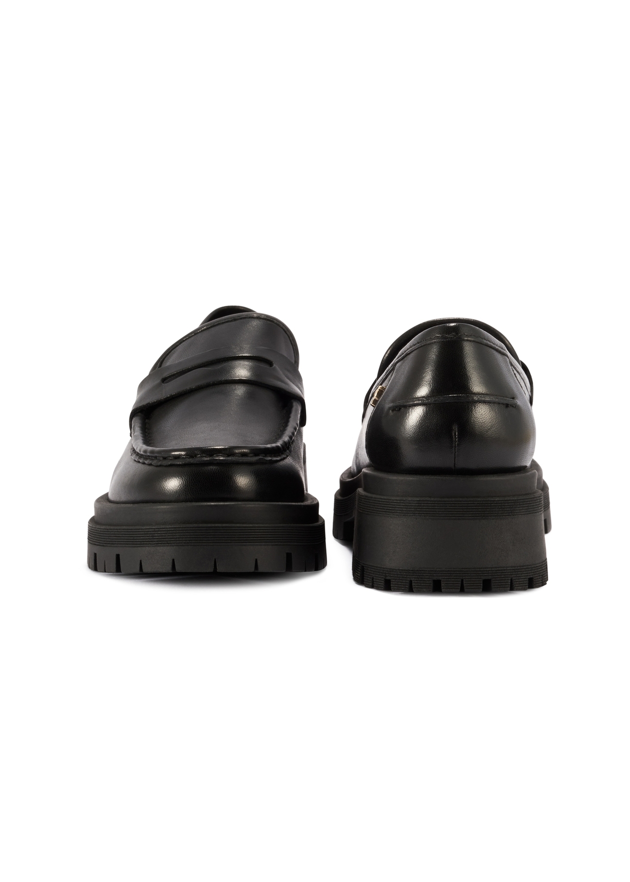 Czarne skórzane loafersy damskie BUTYD-1069-99(W26) - widok z przodu i z tyłu, na białym tle.
