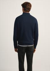 Granatowy sweter męski SWEMT-0174-68(Z25), widok produktu od tyłu na modelce, widoczna połowa sylwetki.