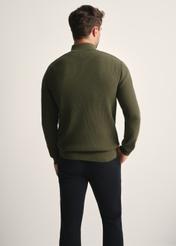 Sweter męski khaki z suwakiem SWEMT-0167-55(Z25), widok produktu z tyłu na modelu. Widoczna połowa sylwetki.