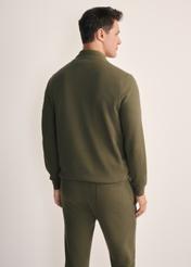 Bluza męska bez kaptura w kolorze khaki BLZMT-0067-55(Z25), widok produktu z tyłu na modelu. Widoczna połowa sylwetki.