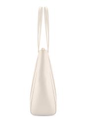 Kremowa torebka shopper z monogramem TOREC-1160-0B(W26), widok produktu z boku na białym tle.
