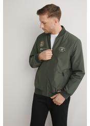 Kurtka bomberka męska w kolorze khaki KURMT-0413A-8D(W26) - widok produktu z przodu na, na jasnym tle. Widoczna połowa sylwetki. 