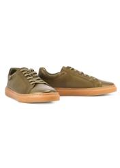 Skórzane sneakersy męskie khaki BUTYM-0486-8D(W26), widok produktu skosem na białym tle.