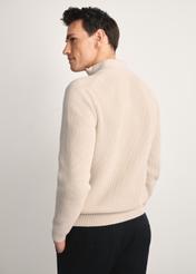 Beżowy sweter męski SWEMT-0175-80(Z25), widok produktu z tyłu na modelu. Widoczna polowa sylwetki.