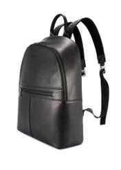 Duży skórzany plecak męski TORMS-0493-99(W26) - widok produktu po skosie, na białym tle. 