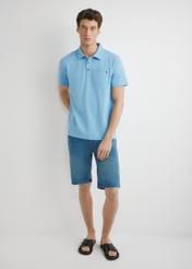 Niebieska męska koszulka polo POLMT-0088-7B(W26), widok produktu z przodu na modelu. Widoczna cała sylwetka.