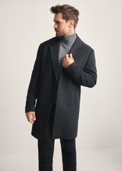 Grafitowy płaszcz męski z wełną PLAMT-0006-96(Z25), widok produktu z przodu na modelu. Widoczna połowa sylwetki.