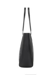 Czarna torebka shopper z monogramem TOREC-1160-9P(W26) - widok produktu z boku, na białym tle. 