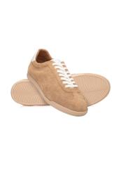 Beżowe skórzane buty sportowe BUTYM-0534-1B(W26), widok produktu skosem na białym tle.