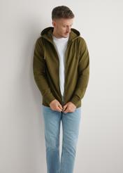 Bluza męska z suwakiem w kolorze khaki BLZMT-0078-8D(W26), widok produktu z przodu na modelu. Widoczna połowa sylwetki.