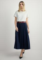 Granatowa plisowana spódnica midi SPCDT-0096-7E(W26), widok produktu z przodu na modelce. Widoczna cała sylwetka.