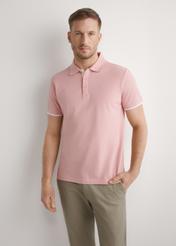 Różowa koszulka polo z bawełny POLMT-0045B-5B(W26), widok produktu z przodu na modelu. Widoczna połowa sylwetki.