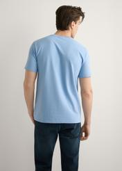 Niebieski T-shirt męski TSHMT-0137-7B(W26), widok produktu od tyłu na modelu, widoczna połowa sylwetki.
