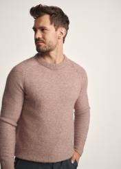 Camelowy sweter męski z wełną SWEMT-0171-24(Z25), zbliżenie na produkt na modelu. Widoczna połowa sylwetki.