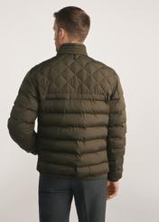 Oliwkowa pikowana kurtka męska KURMT-0401-57(Z25) - widok produktu z tyłu na modelu na białym tle. Widoczna połowa sylwetki. 