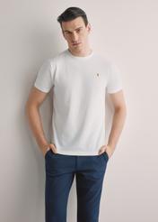 Kremowy bawełniany t-shirt męski TSHMT-0136-0B(W26), widok produktu z przodu na modelu. Widoczna połowa sylwetki.