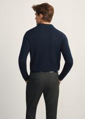 Granatowy sweter męski z wełny i jedwabiu SWEMT-0184-68(Z25), widok produktu od tyłu na modelu, widoczna połowa sylwetki.