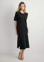 Czarna bawełniana sukienka midi SUKDT-0256-99(W26) - widok produktu z przodu, na modelce, na jasnym tle. Widoczna cała sylwetka. 