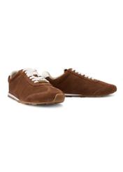 Zamszowe buty damskie w kolorze camelu BUTYD-1276-1D(W26), widok produktu skosem na białym tle.
