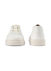 Skórzane sneakersy męskie w kolorze białym BUTYM-0484-0B(W26), widok produktu od przodu i tyłu na białym tle.