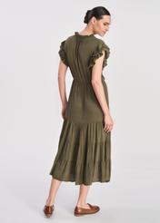 Długa sukienka w kolorze khaki SUKDT-0187-54(W25), widok produktu na modelce. Widoczna cała sylwetka.