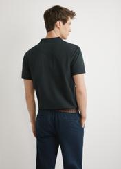Męska koszulka polo w kolorze czarnym POLMT-0055A-99(W26), widok produktu z tyłu na modelu. Widoczna połowa sylwetki.