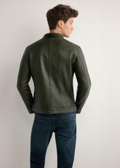 Skórzana kurtka męska w kolorze khaki KURMS-0399-8D(W26) - widok produktu z tyłu, na modelu, na jasnym tle. Widoczna połowa sylwetki. 