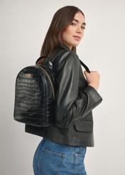 Czarny skórzany plecak damski croco TORES-1236-9G(W26), widok produktu od przodu na modelce, widoczna połowa sylwetki.