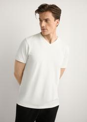 Biały bawełniany T-shirt męski TSHMT-0088-0B(W26), widok produktu od przodu na modelu, widoczna połowa sylwetki.
