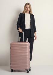 Walizka duża na kółkach WALAB-0081-5X-28(W26), widok produktu z przodu obok sylwetki modela.
