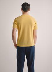 Żółty bawełniany t-shirt męski TSHMT-0136-2B(W26), widok produktu z tyłu na modelu. Widoczna połowa sylwetki.