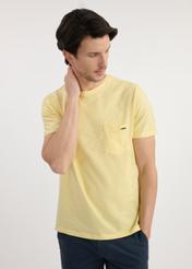 Żółty bawełniany t-shirt męski TSHMT-0121-21(W25), widok produktu przodem na modelu. Widoczna połowa sylwetki.