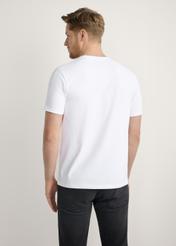 Biały T-shirt męski TSHMT-0120-0B(W26), widok produktu od tyłu na modelu, widoczna połowa sylwetki.