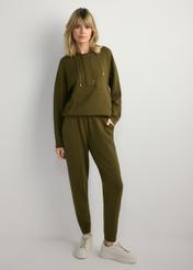 Spodnie damskie w kolorze khaki SPODT-0108-8D(W26), widok produktu z przodu na modelce. Widoczna cała sylwetka.