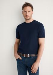 Granatowy T-shirt męski z jedwabiem TSHMT-0138-7E(W26), widok produktu od przodu na modelu, widoczna połowa sylwetki.-02