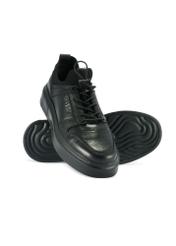 Czarne skórzane sneakersy męskie BUTYM-0509-99(Z25) - widok produktu z góry na białym tle.