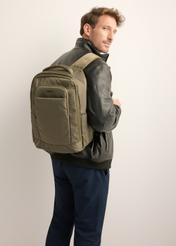 Plecak do samolotu w kolorze khaki PLCMN-0014-8D(Z26), widok produktu od przodu na modelu, widoczna połowa sylwetki.