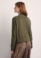 Klasyczny sweter damski khaki SWEDT-0186A-55(Z25), produkt widoczny z tyłu na modelce, widoczne pół sylwetki.