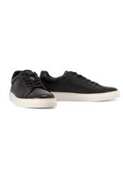 Czarne skórzane sneakersy męskie BUTYM-0486-99(W26), widok produktu skosem na białym tle.
